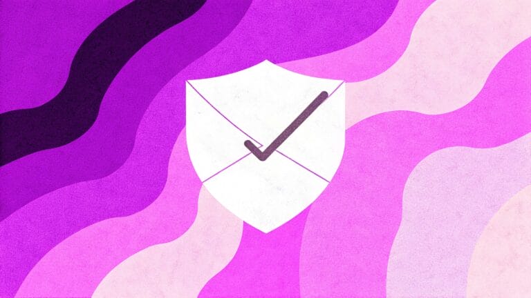 Dostarczalność e-maili - ilustracja koperty z tarczą i haczykiem