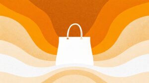 Biała torba zakupowa na pomarańczowym tle - okładka artykułu o reklamie produktowej Google Shopping