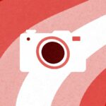 Biała ikona aparatu na czerwonym tle — dodawanie zdjęć do wizytówki Google